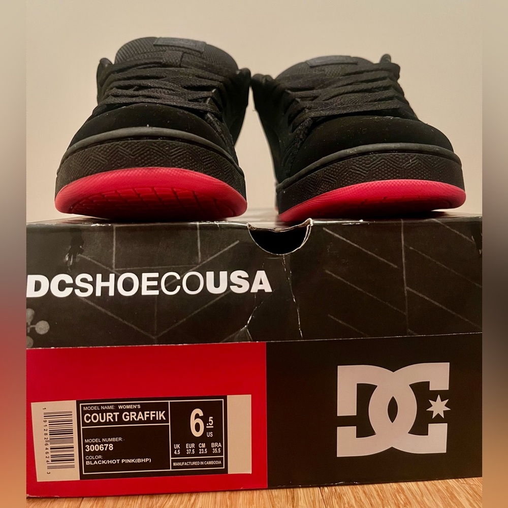 Brand new DC Shoes Court Graffik Sneakers with Hot Pink Soles